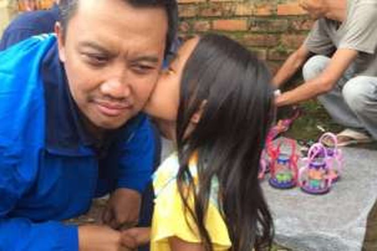 *Menpora Imam Nahrawi mendapat ciuman dari seorang anak yang mendapat souvenir di sela-sela acara peluncuran Program 1000 Lapangan Desa di Desa Sukaluyu, Kecamatan Tamansari, Kabupaten Bogor, Jawa Barat, Rabu (13/4).
