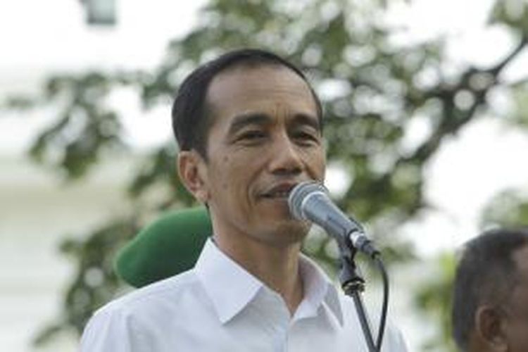 Presiden Joko Widodo memberikan konferensi pers di halaman belakang komplek istana, Jakarta, Rabu (22/10/2014). Jokowi-JK belum mengumumkan nama-nama menteri yang akan mengisi kabinet dalam pemerintahan mereka nanti.  