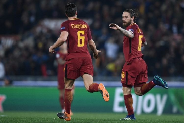Kapten AS Roma, Daniele De Rossi (kanan), diselamati Kevin Strootman seusai mencetak gol kedua timnya ke gawang Barcelona pada perempat final Liga Champions di Stadion Olimpico, Selasa (10/4/2018). 