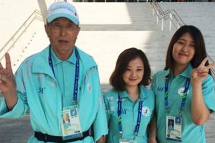 Sukarelawan Asian Games 2014 yang berusia 81 tahun, An Hui-seon (kiri), berpose bersama para sukarelawan lain di Ongnyeon International Shooting Range di Incheon.
