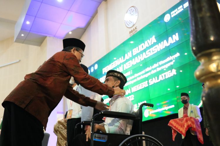 Rektor UIN Salatiga Prof. Zakiyuddin Baedlowi mengukuhkan mahasiswa baru dalam acaraPengenalan Budaya Akademik dan Kemahasiswaan (PBAK).  