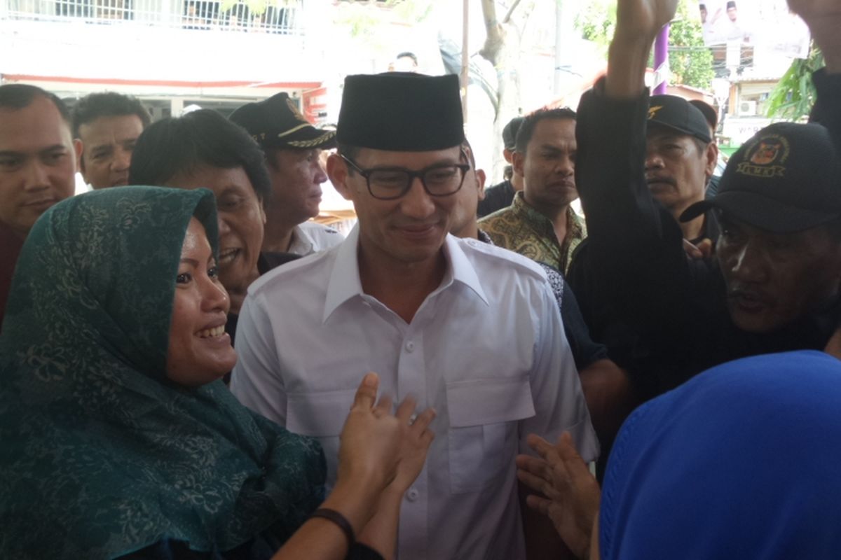 Calon wakil gubernur DKI Jakarta Sandiaga Uno menerima dukungan dari relawan Agus Harimurti Yudhoyono dan Sylviana Murni di Kemayoran, Jakarta Pusat, Senin (13/3/2017).