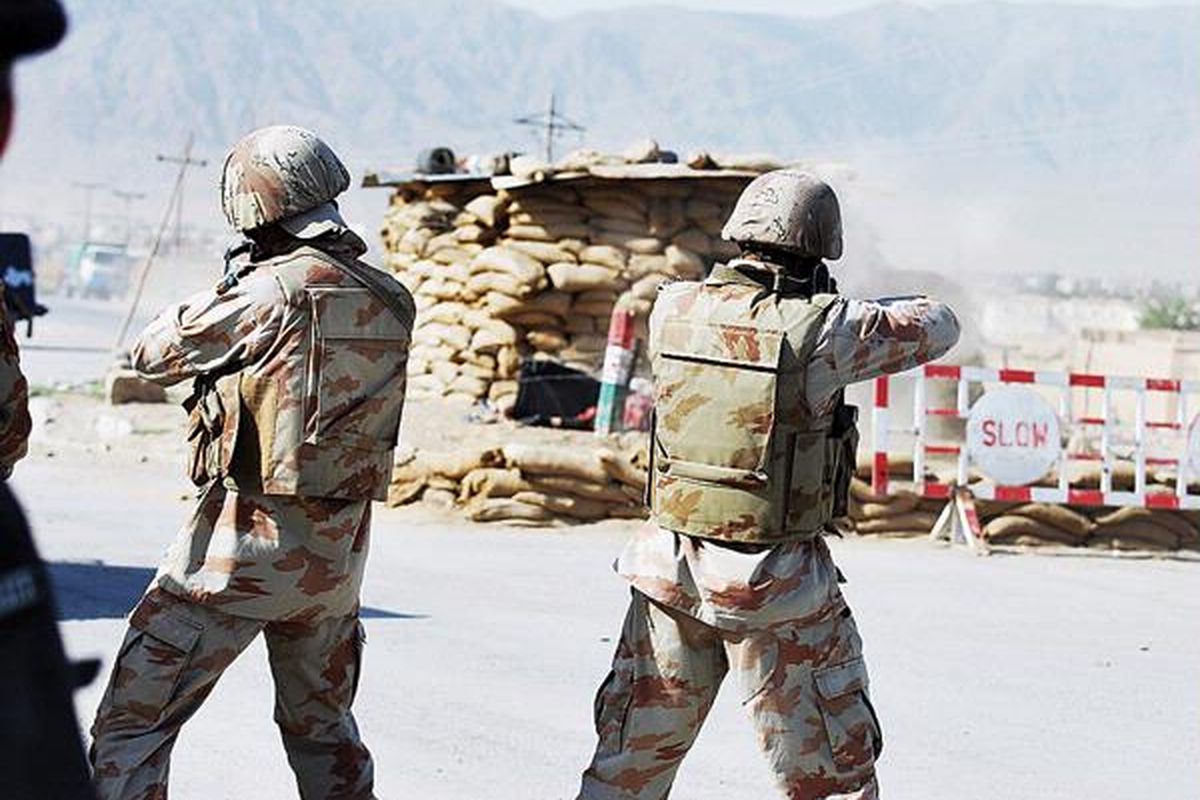 Pasukan Pakistan menembaki penyerang di seberang pos pemeriksaan di Quetta, Selasa (17/5). Pada Selasa dini hari terjadi insiden ketika serangan udara NATO mengenai sasaran pos penjagaan militer Pakistan. Sejumlah anggota tentara Pakistan terluka dalam kejadian itu.