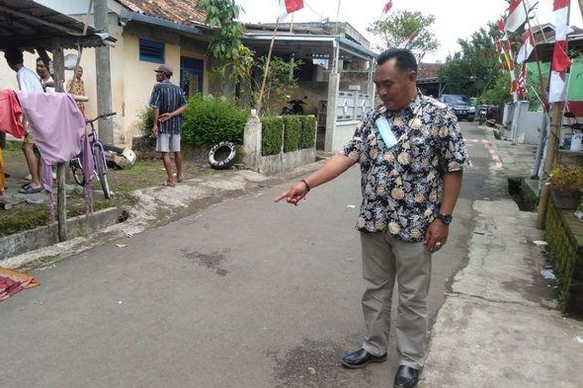 Kepala Kelurahan Cipawitra, Tata, menunjukkan lokasi di mana Rini terjatuh dan kemudian meninggal saat ikut balap karung, Rabu (17/8/2022). 
