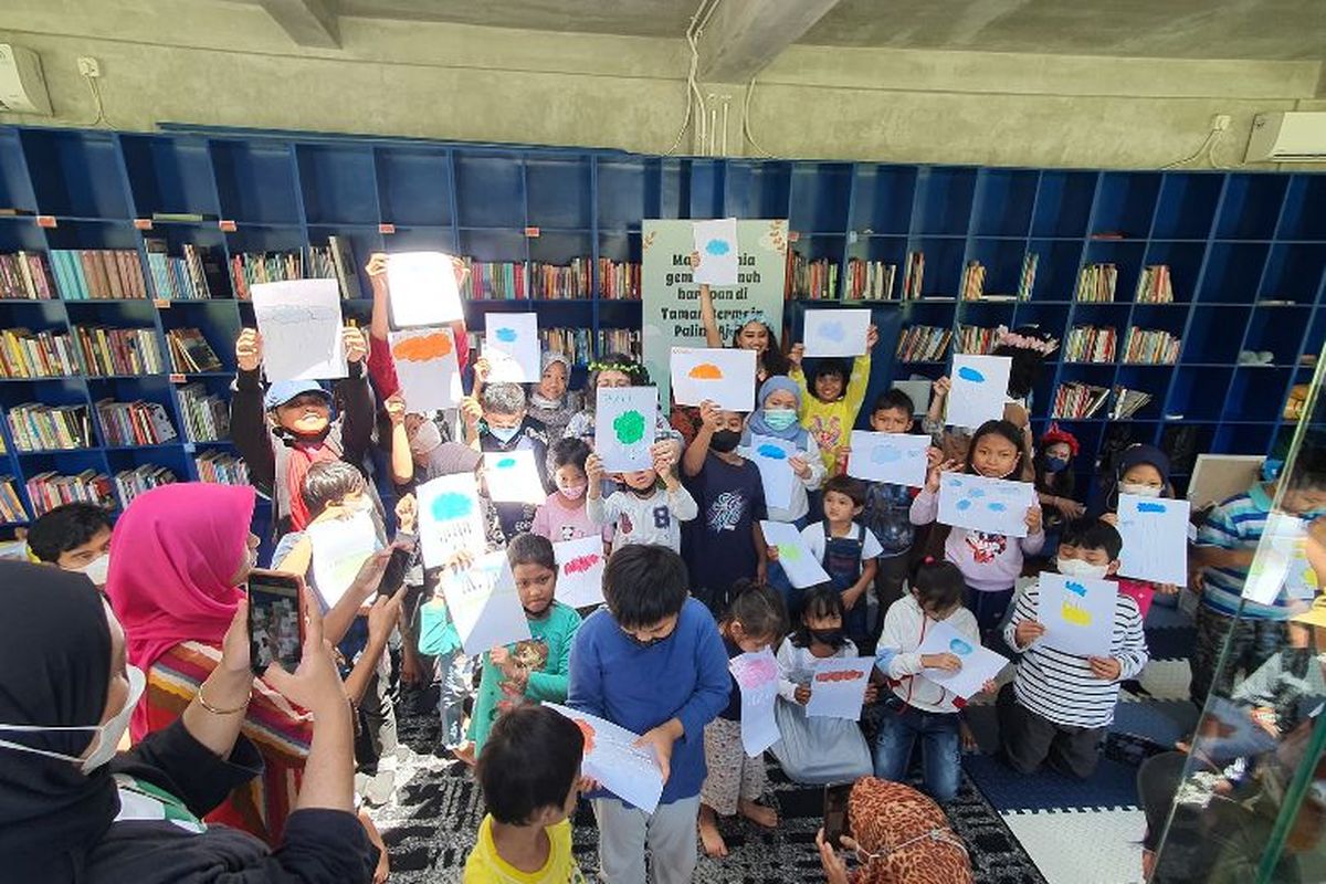 Elex Media Komputindo dan Komunitas Dongeng Kukuruyuk Gramedia menyelenggarakan Read Aloud di Taman di Taman Literasi Martha Christina Tiahahu. 

