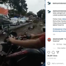 Innova Bentrok dengan Mobil Polisi Saat Lawan Arah, Jadi Jalan Mundur