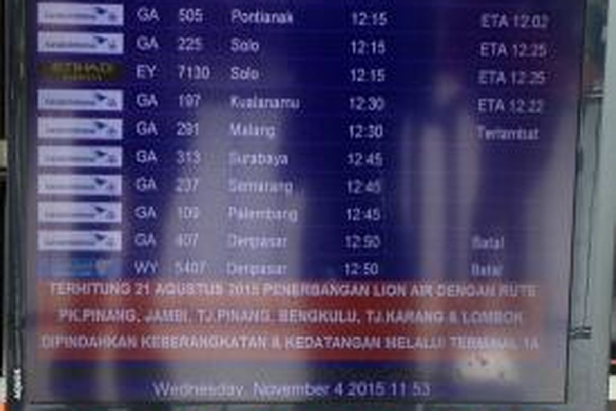 Tampilan di papan informasi Terminal 1 Bandara Soekarno-Hatta yang berisi tentang pembatalan semua penerbangan ke Denpasar, Bali, akibat aktivitas debu vulkanik Gunung Rinjani, Rabu (4/11/2015).
