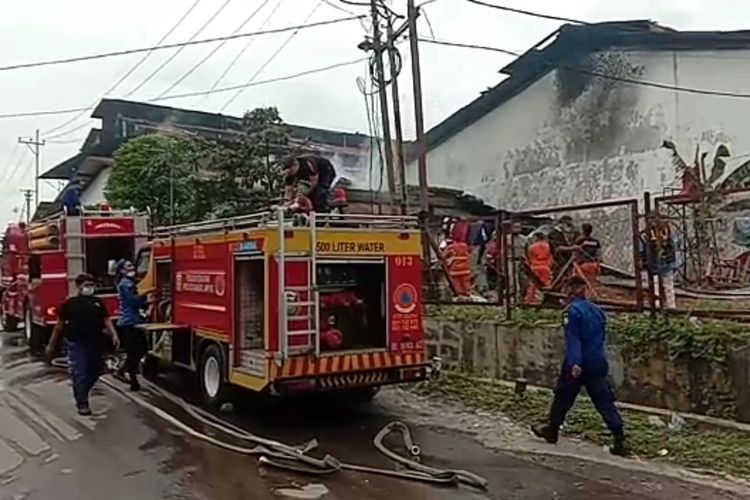 Mess karyawan perusahaan ekspedisi di Bandar Lampung terbakar. Tiga unit sepeda motor milik karyawan ikut terbakar dalam peristiwa tersebut.