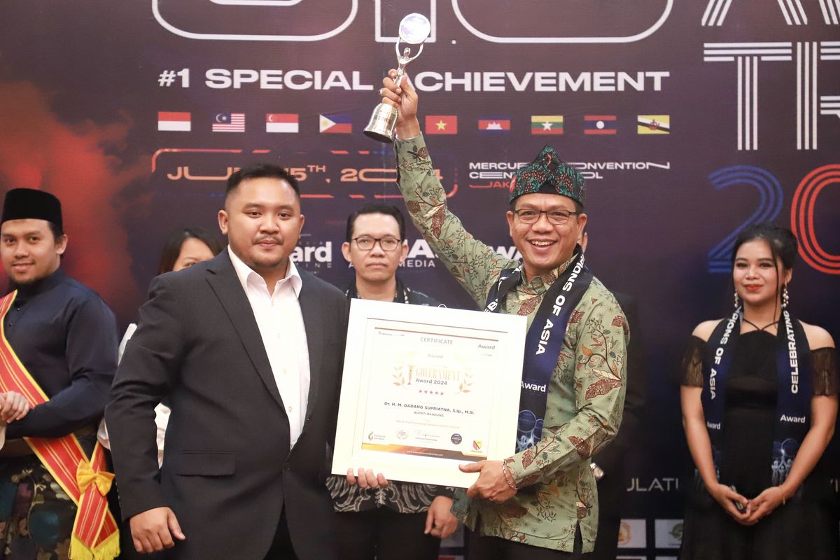 Bupati Bandung Dadang Supriatna meraih penghargaan 6.0 Award Trends 2024?. 