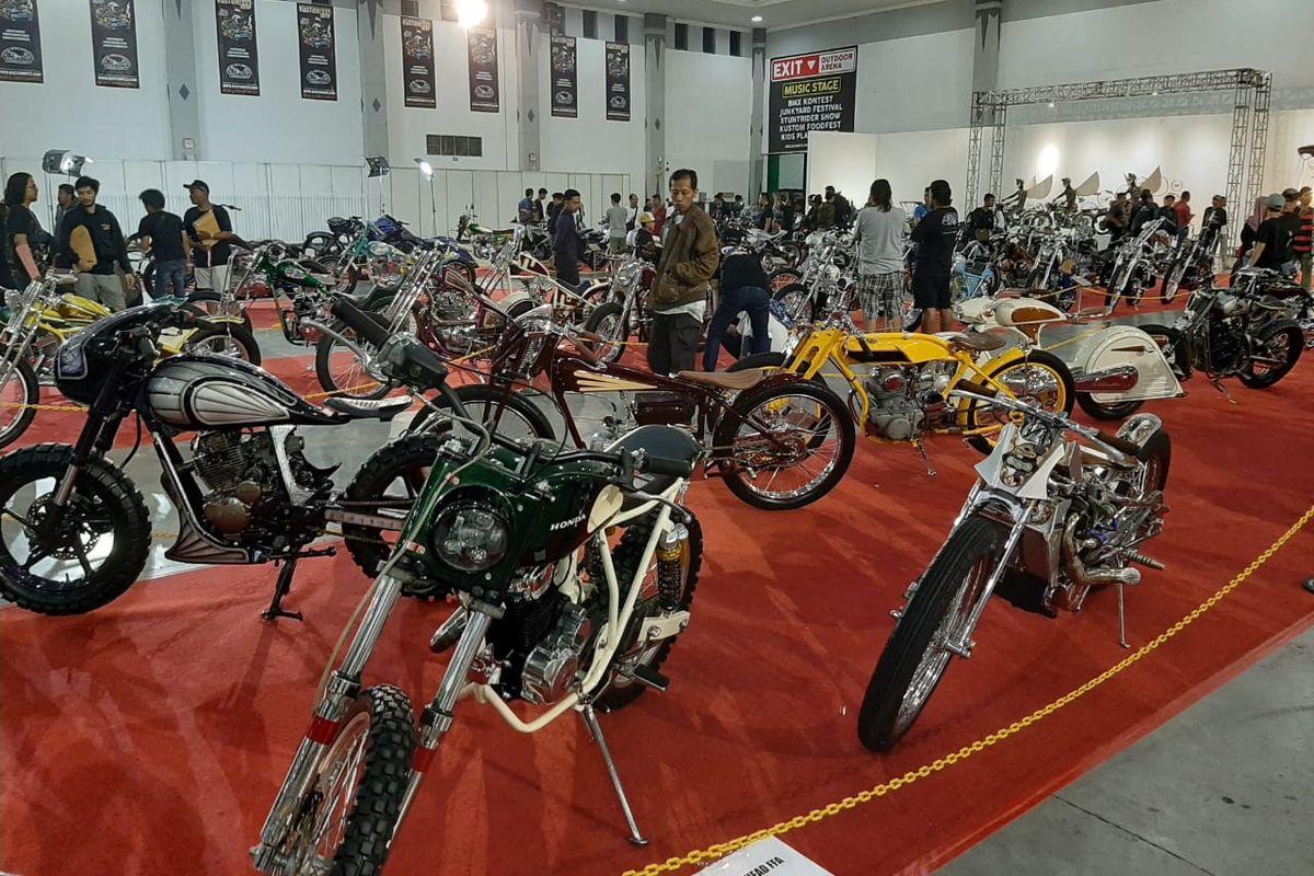 Ratusan motor custom peserta Kustomfest 2019.