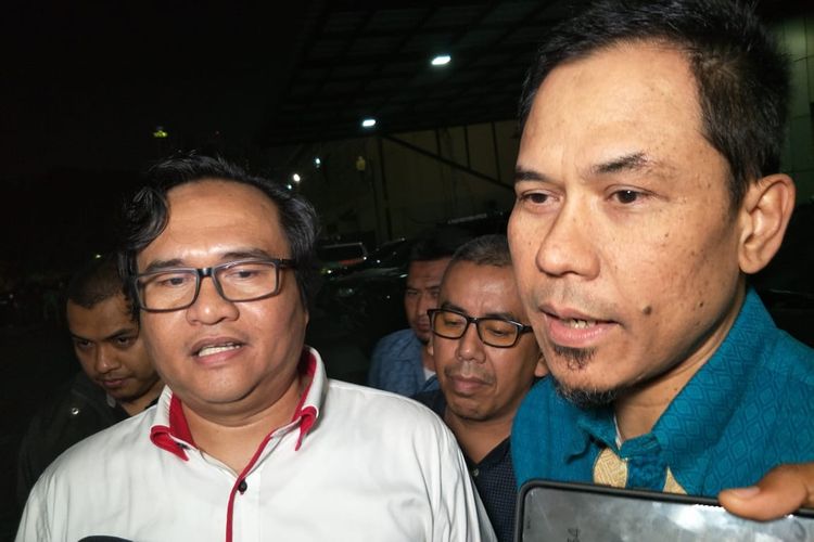 Sekretaris Umum (Sekum) Front Pembela Islam (FPI), Munarman (kanan) di Polda Metro Jaya, Jakarta Selatan, Rabu (9/10/2019).