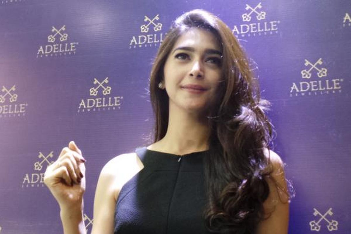 Nabila Syakieb hadir dalam grand opening Adelle Jewellery, di Trans Studio Mall, Bandung, Jawa Barat, Minggu (8/2/2015) malam.