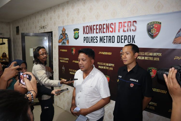 Wakasat Polres Metro Depok AKP Markus Simaremare berkata, komplotan pencuri yang telah beraksi sebanyak 10 kali di Perumahan Taman Anyelir, Kalimulya, Cilodong, Kota Depok, Jawa Barat akhirnya diamankan oleh kepolisian, Sabtu (4/11/2023) lalu. 
