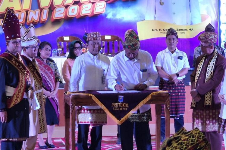 Penandatanganan nota kesepahaman (MoU) kerja sama di bidang pangan dan UMKM yang dilakukan Wali Kota Metro Wahdi Sirajuddin dan Gubernur DKI Jakarta Anies Baswedan pada Jumat (10/6/2022) yang juga bertepatan dengan Hari Ulang Tahun Kota Metro ke-85.