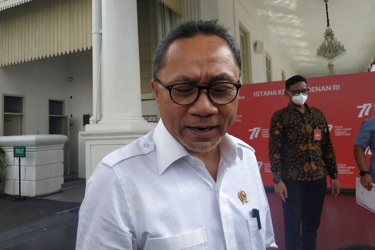 Menteri Perdagangan Zulkifli Hasan usai mengikuti rapat terbatas (ratas) yang membahas gandum dan sorgum di Kantor Presiden pada Kamis (4/8/2022). Mendag Zulhas ajak industri fesyen muslim tanah air serbu pasar global. 