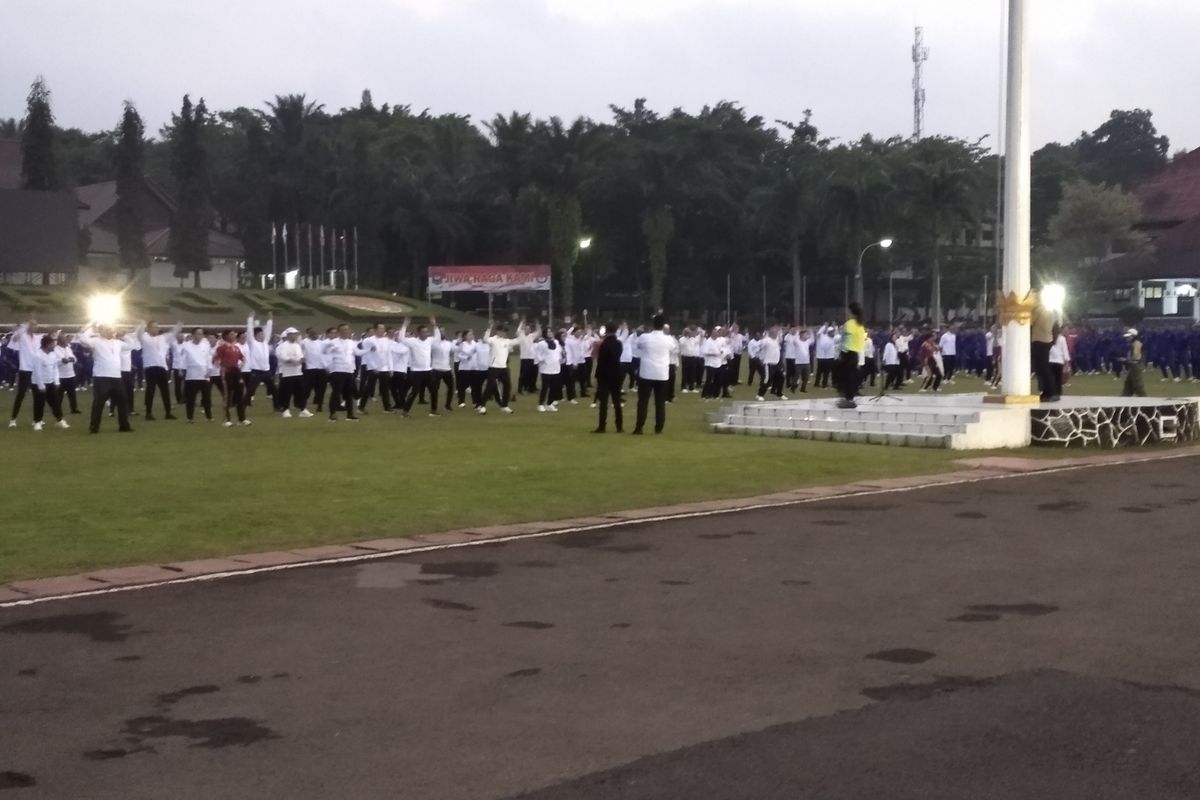 Kepala daerah peserta retret gelombang kedua mengawali pagi dengan kegiatan senam yang dipandu instruktur di Lapangan Parade IPDN Jatinangor, Kabupaten Sumedang, Jawa Barat, Senin (23/6/2025).