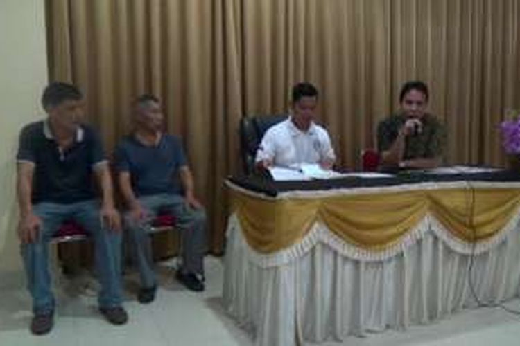 Dua WNA asal Tiongkok usai menjalani pemeriksaan tim Imigrasi Pangkalpinang Kepulauan Bangka Belitung 