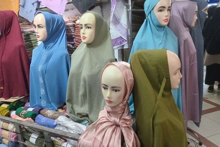 Koleksi hijab-hijab polos berbahan shimmer yang dipajang di etalase Toko MC Hijab di Pasar Tanah Abang, Jakarta Pusat, Kamis (4/4/2024).
