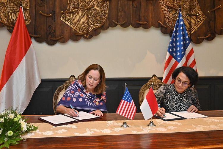 Sekretaris Jenderal Kementerian Pendidikan, Kebudayaan, Riset, dan Teknologi Indonesia Suharti dan Asisten Menteri Luar Negeri AS Bidang Pendidikan dan Kebudayaan Lee Satterfield menandatangani kesepakatan implementasi Program Fulbright di Indonesia tersebut di sela-sela Pertemuan Menteri Kebudayaan G20 di Magelang.