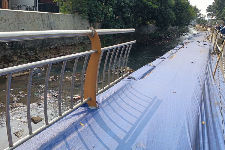 Penampakan Trotoar Ambles di Jalan Raya Sawangan Depok, Dibiarkan Rusak 3 Bulan
