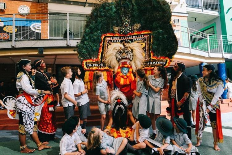 Kelompok penari Reog Ponorogo saat berfoto dengan beberapa siswa dari Claremont College di New South Wales, Australia, Senin (18/2/2019).