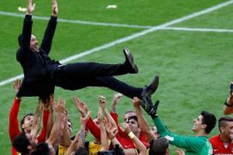 Pelatih Diego Simeone dielu-elukan seusai Atletico Madrid menjuarai Primera Division 2013-2014. Atletico memastikan gelar juara seusai menahan imbang Barcelona 1-1 di Camp Nou, Sabtu (17/5/2014). 