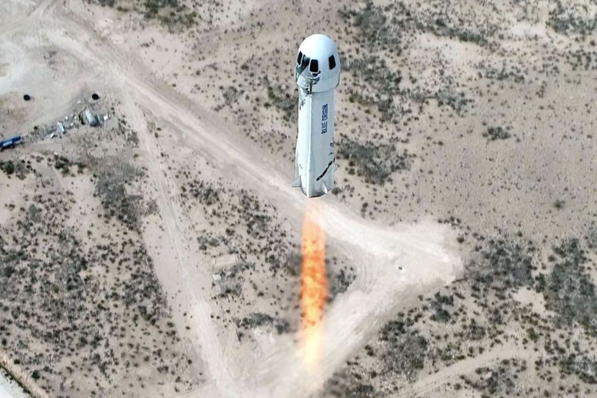 Roket New Shepard yang digunakan dalam misi Blue Origin. Roket ini akhirnya sukses membawa bos Amazon, Jeff Bezos dan tiga warga sipil ke luar angkasa. Ini adalah misi perdana penerbangan wisata luar angkasa.