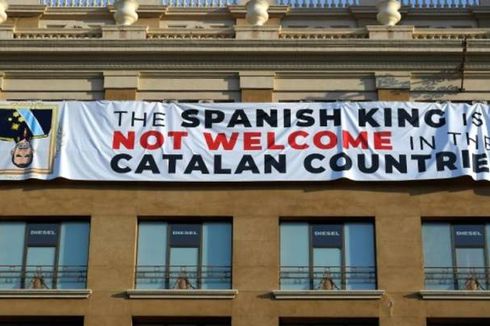 Muncul Spanduk Raksasa tentang Penolakan Raja Spanyol di Barcelona