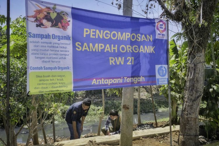 Tempat pengomposan sampah di RW 21 Antapani Tengah, Kota Bandung. 