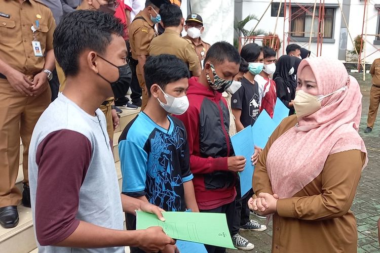 Bupati Pandeglang Irna Narulita saat memberikan tambahan hadiah kepada atlet Bupati Cup di Pandeglang, Senin (20/12/2021)