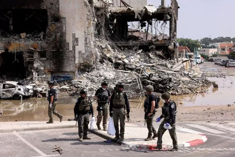 Pasukan keamanan Israel berkumpul di lokasi pertempuran pada Minggu (8/10/2023) menyusul serangan dari Kelompok Hamas di Sderot, Israel.