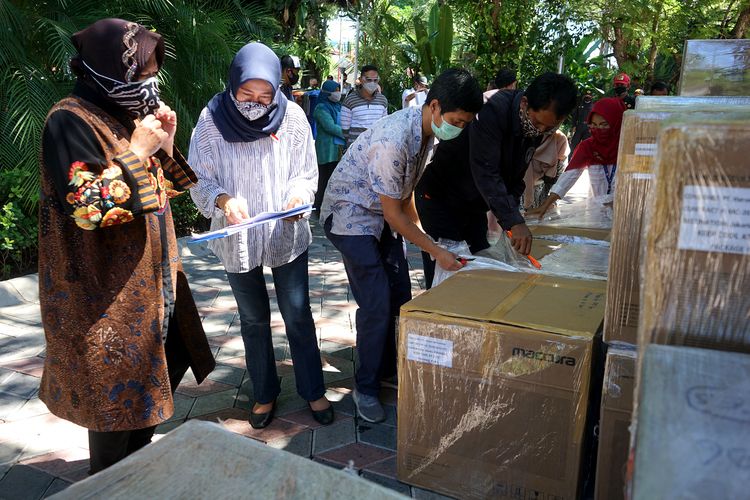 Wali Kota Surabaya Tri Rismaharini menerima sejumlah bantuan peralatan medis dari BNPB di Rumah Dinas Wali Kota Surabaya, Jalan Sedap Malam, Surabaya, Rabu (12/8/2020).