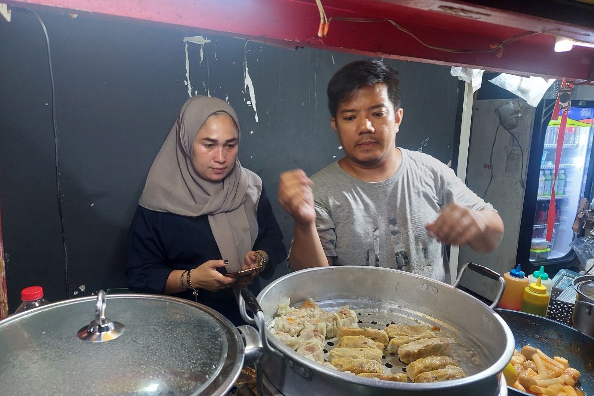 Foto : Geliat Lapak di Stasiun Gondangdia, Dimsum Bunda Mampu Menjual Seribuan Potong Per Hari