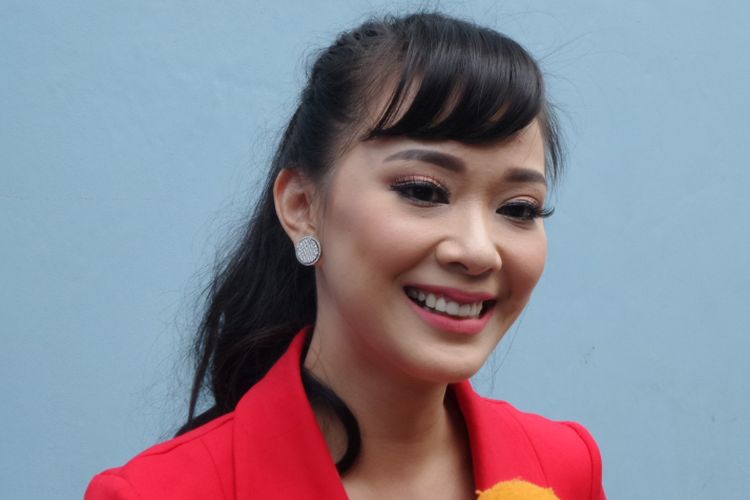 Yuanita Christiani diwawancara seusai menjalani shooting acara bincang-bincang televisi Brownis di Gedung Trans, Mampang Prapatan, Jakarta Selatan, Jumat (3/11/2017).