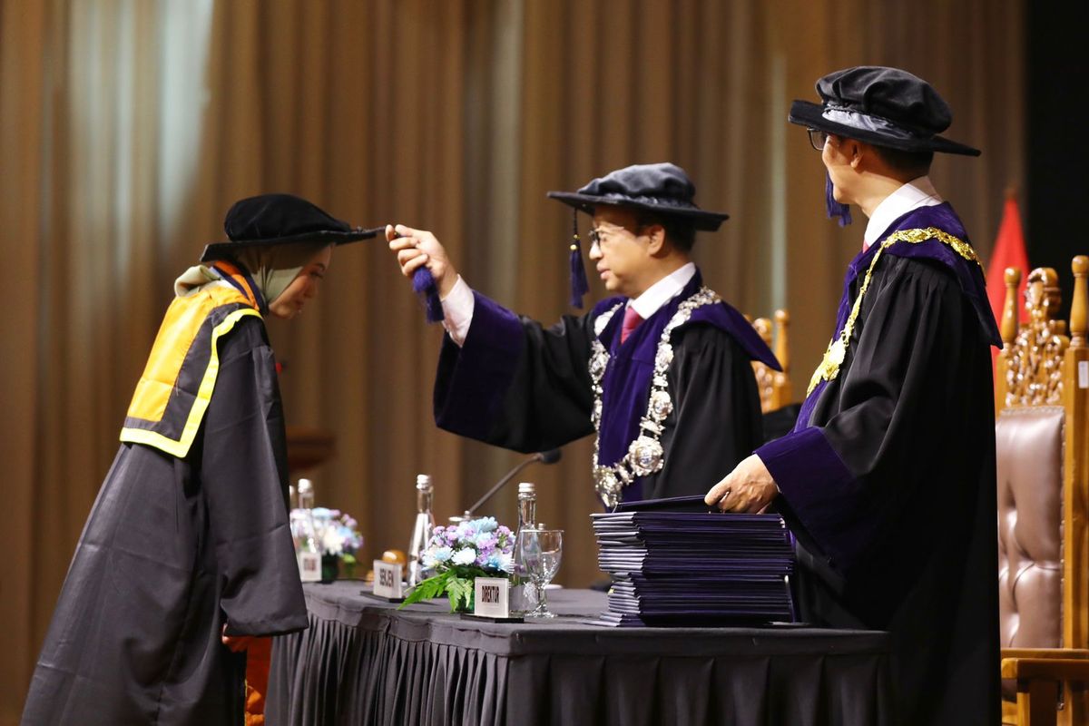  Politeknik Ketenagakerjaan (Polteknaker) menggelar Sidang Senat Terbuka dalam rangka Wisuda Tahun Akademik 2023/2024 di Gedung Balai Sudirman Jakarta, Sabtu (11/11/2023). Polteknaker meluluskan 192 mahasiswa dan 75,5 persen di antaranya sudah terserap di dunia kerja, baik di pemerintahan maupun swasta.