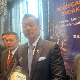 Menteri Koordinator (Menko) Infrastruktur dan Pembangunan Kewilayahan (IPK) Agus Harimurti Yudhoyono (AHY) usai memberikan sambutan dalam Rapat Koordinasi (Rakor) Pencegahan dan Penyelesaian Tindak Pidana Pertanahan (PSKP) di Jakarta, Rabu (3/12/2025).