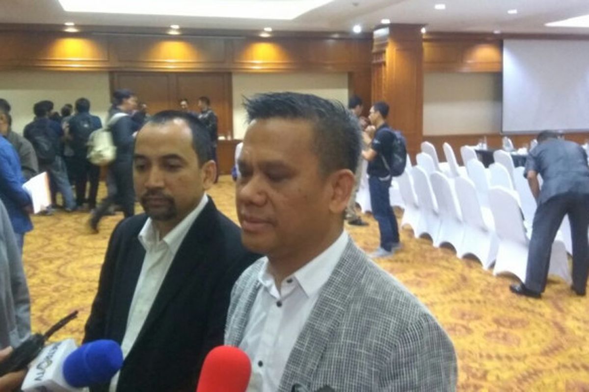CEO dan Dirut PT LIB, Risha Adi Wijaya (kiri) dan Berlinton Siahaan, menjawab pertanyaan wartawan seusai menggelar Manager Meeting, di Hotel Sultan, Jakarta, Kamis (15/3/2018).