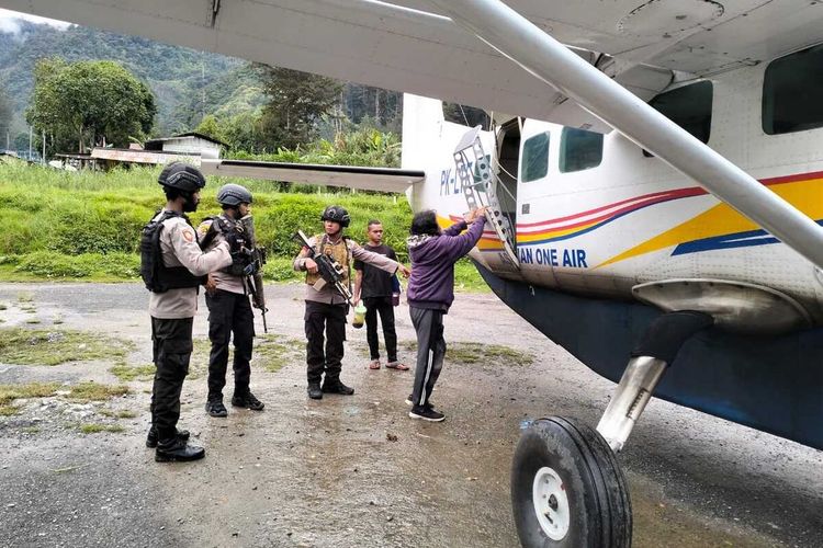 Pesawat Asian One Air dengan nomor registrasi PK-LTF ditembak KKB di Bandara Milawak, Distrik Beoga, Kabupaten Puncak, Papua Tengah, Jumat (16/2/2024).