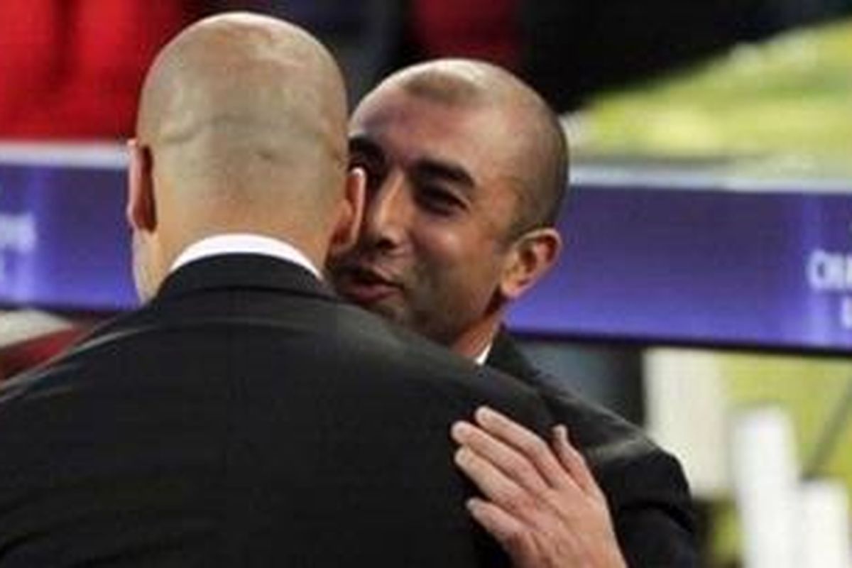 Pelatih Chelsea, Roberto Di Matteo (kanan) memeluk pelatih FC Barcelona, Josep Guardiola, setelah menang dalam laga leg kedua semifinal Liga Champions di Camp Nou di Barcelona, Selasa (24/4/2012).