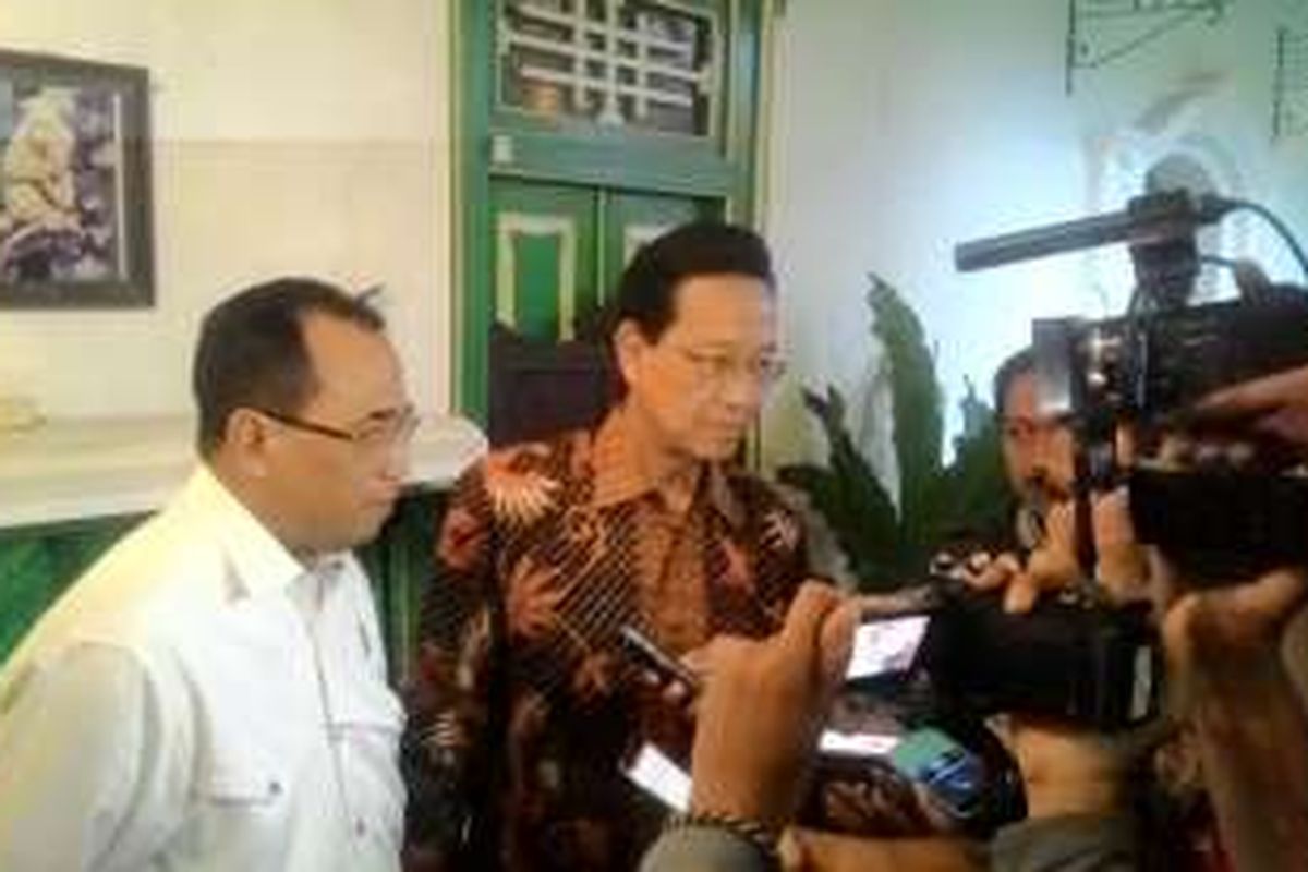 Menteri Perhubungan Budi Karya Sumadi bersama Gubernur DIY Sri Sultan Hamengkubuwono X di Keraton Yogyakarta, Sabtu (6/8/2016)