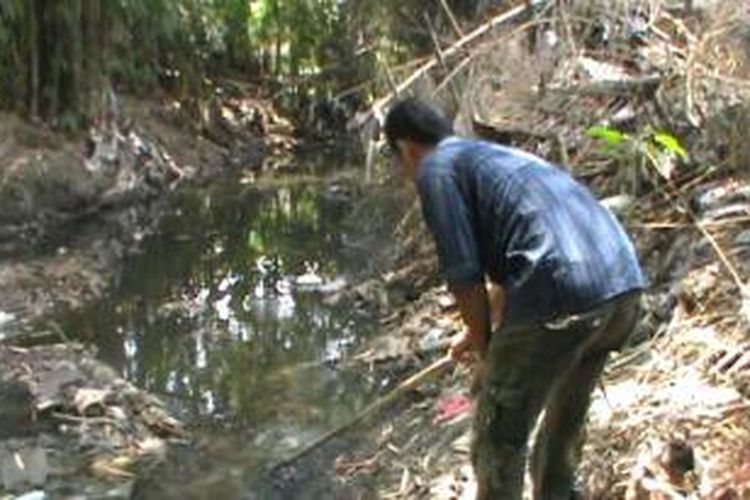 Warga di pinggir sungai yang tercemar di Ngemplak, Boyolali, Selasa (1/4/2014). 
