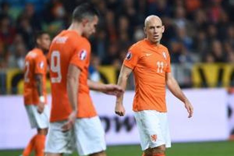 Gelandang Belanda, Arjen Robben (kanan), pada laga Kualifikasi Piala Eropa 2016 Grup A melawan Kazakhstan di Amsterdam ArenA, Amsterdam, Jumat (10/10/2014).
