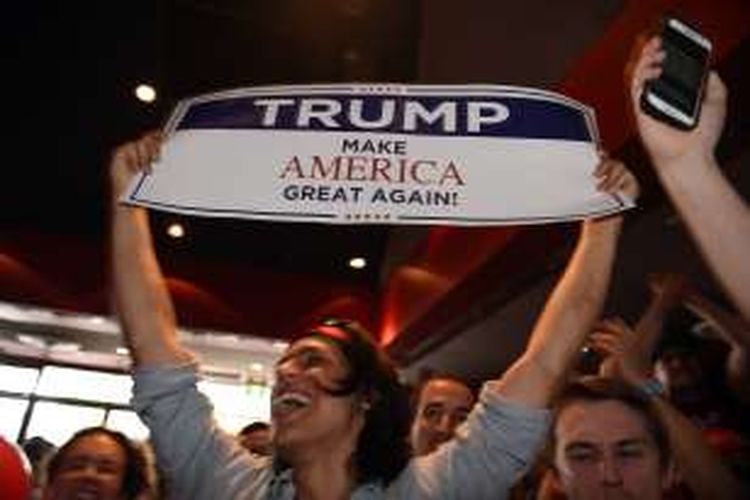 Para pendukung calon presiden Amerika Serikat Donald Trump dan Hillary Clinton, bersama menonton hasil pemungutan suara di United States Studies Center di Universitas Sydney, Australia, 9 November 2016.