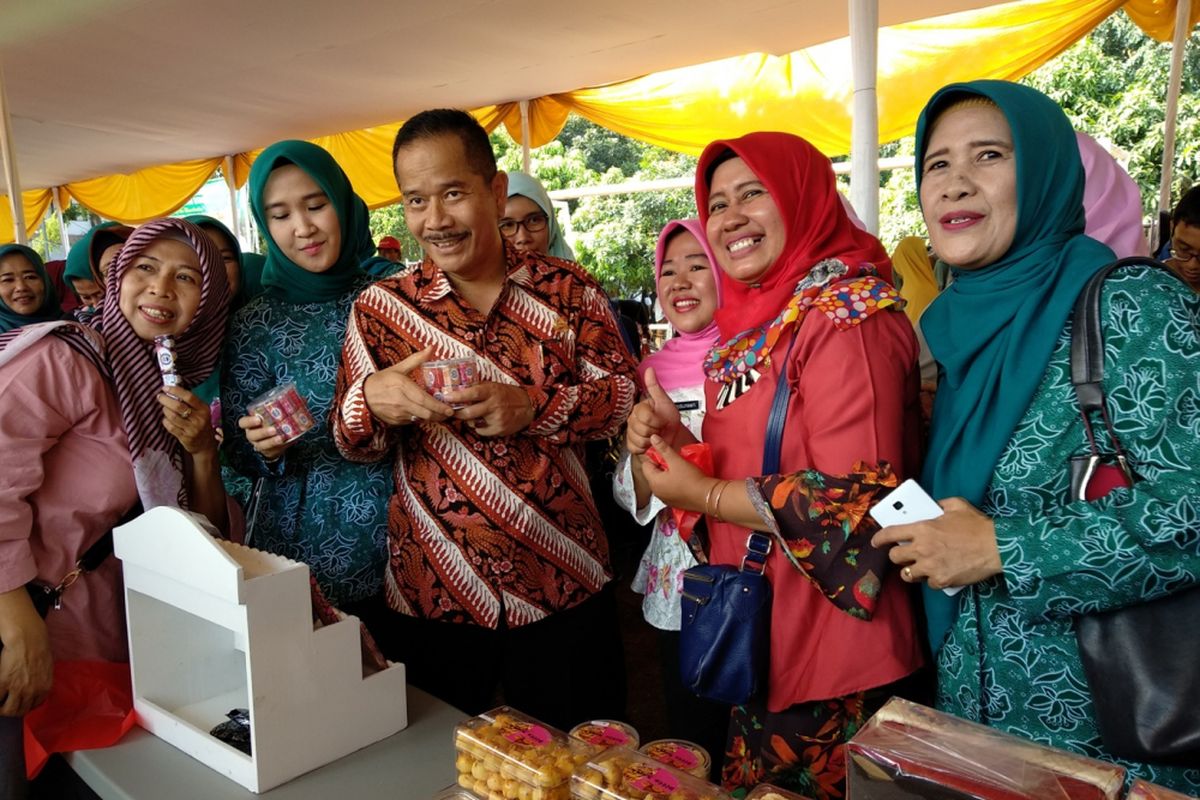 Penjabat Walikota Ruddy Gandakusumah saat membuka bazaar ramadhan Jumat (18/5/2018)