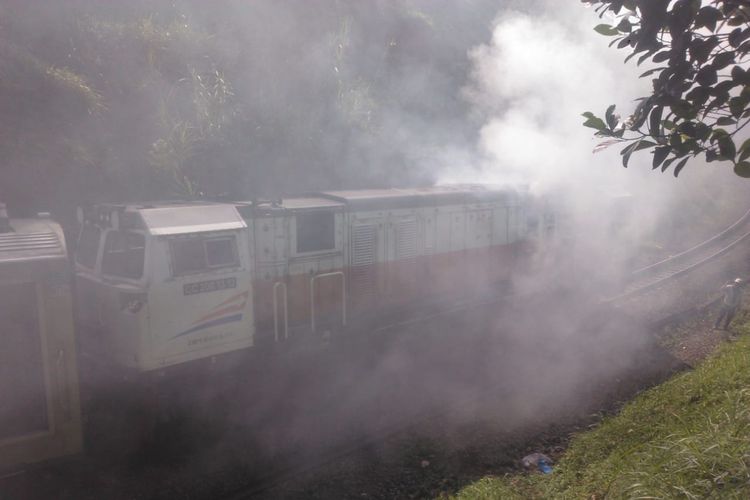 Lokomotif KA Argo Parahyangan nomor KA 20A keberangkatan Gambir menuju Bandung mengalami kerusakan mesin saat berada di Stasiun Cilame-Stasiun  Padalarang, tepat nya di Km 153 +6 pada Sabtu (30/3/2019).