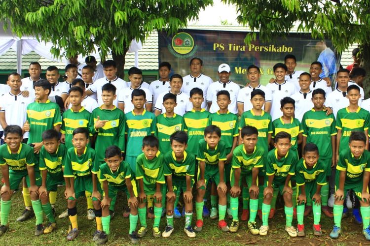 Sejumlah pemain dan pelatih Tira Persikabo melakukan pelatihan dengan anak-anak dari Sekolah Sepak Bola (SSB) di Kabupaten Bogor.