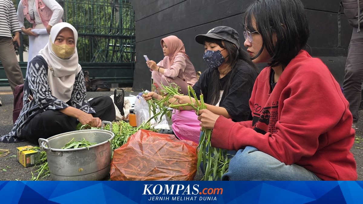 Bapak-bapak Ikut Masak di Depan Kantor Gubernur, Usul Anggaran MBG Dialihkan ke Pendidikan