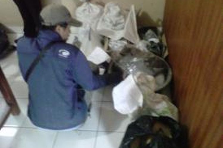 Puluhan kilogram bubuk mercon dan selongsong saat diamankan di Mapolres Sleman, Jumat (26/7/2013).