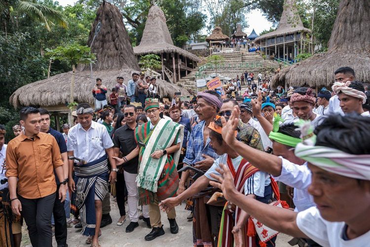 Menparekraf Sandiaga Uno saat mengunjungi Desa Wisata Tebara dalam rangka 75 besar desa wisata ajang Anugerah Desa Wisata Indonesia (ADWI) 2023, NTT, Minggu (13/8/2023).