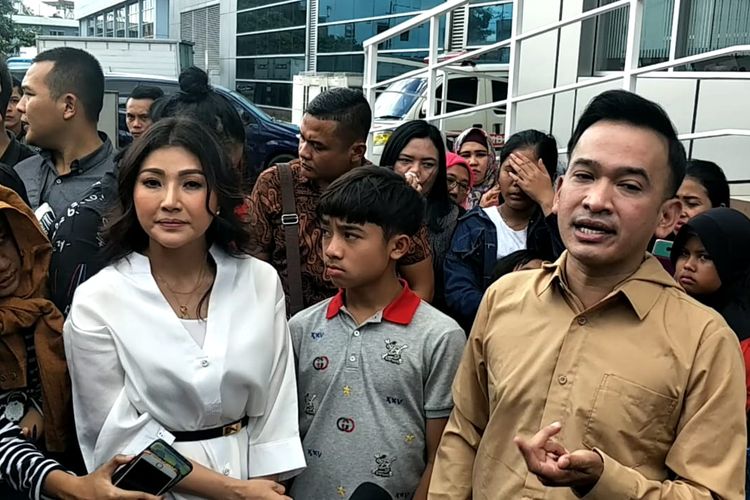 Ruben Onsu, Sarwendah dan Betrand Peto ditemui di kawasan Tendean, Jakarta Selatan, Senin (10/2/2020).